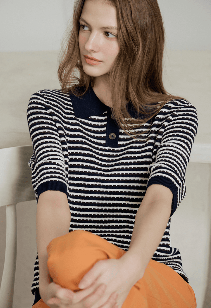 네이비 스트라이프 니트를 입은 모델
