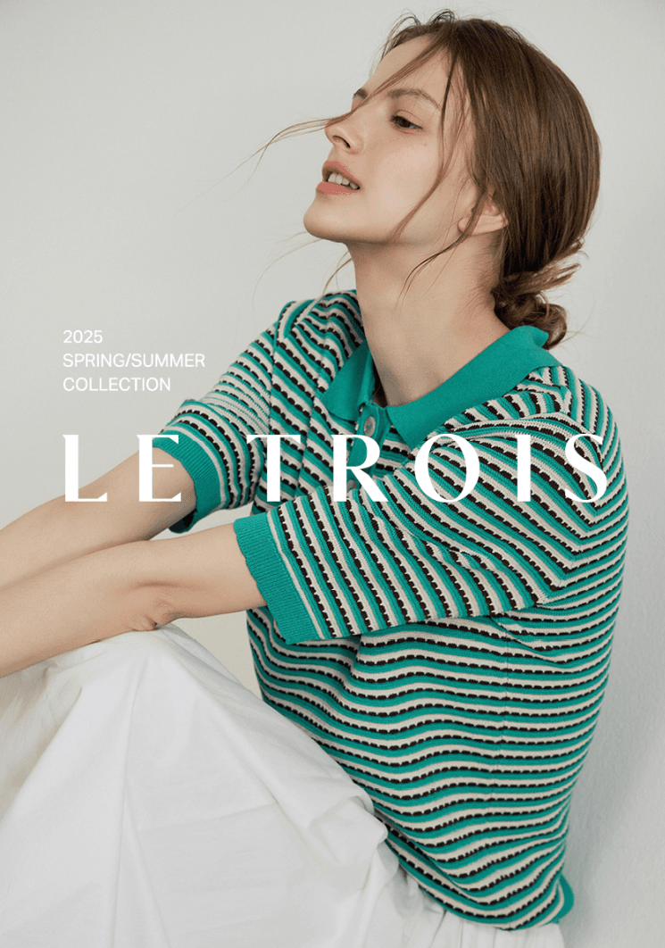 크림색 니트 가디건을 입은 모델