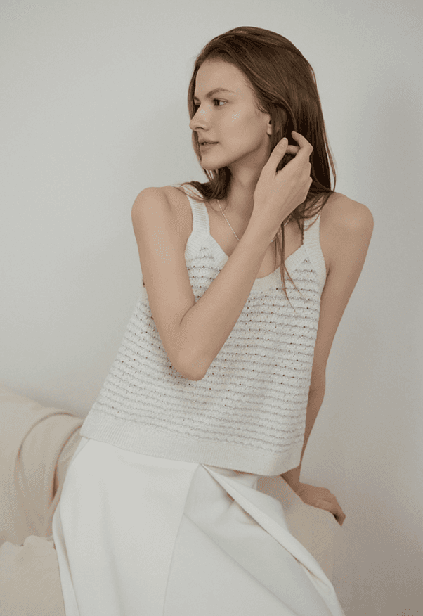 블랙 테일러드 재킷과 화이트 셔츠를 입은 모델